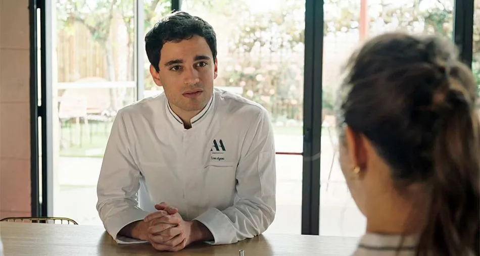 Tom fait des émules à l’Institut. Mais avec Lionel, il va être contraint de revoir sa copie dans Ici tout commence. Tom fait des émules à l’Institut. Mais avec Lionel, il va être contraint de revoir sa copie dans Ici tout commence.