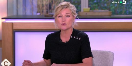 C à vous - Anne Elisabeth Lemoine touchée par des confidences sur Johnny Hallyday