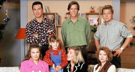 Les filles d’à côté : que sont devenus les acteurs de la sitcom d’AB ? (vidéo)