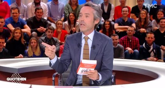 Quotidien : Yann Barthès dominé par Cyril Hanouna pour Halloween Quotidien : Yann Barthès dominé par Cyril Hanouna pour Halloween