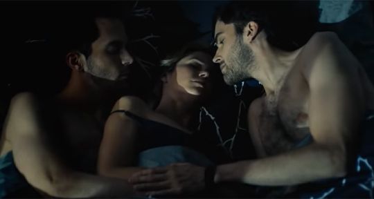 Vrais jumeaux, faux-semblants (TF1) : Anna Hutchison (Spartacus) coincée entre deux véritables frères jumeaux Vrais jumeaux, faux-semblants (TF1) : Anna Hutchison (Spartacus) coincée entre deux véritables frères jumeaux