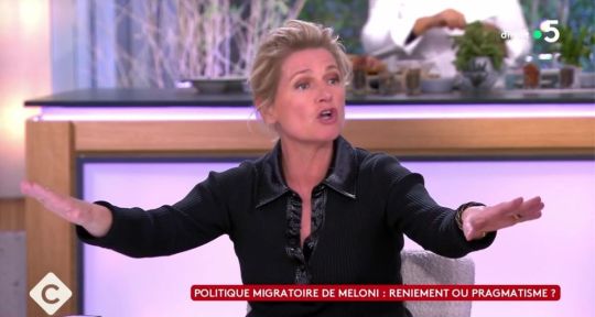 C à vous : cacophonie et énormes tensions sur le plateau, Anne-Elisabeth Lemoine arrête le débat