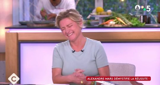 C à vous : Anne-Elisabeth Lemoine prise d’un étonnant fou rire, elle lance un message à son équipe