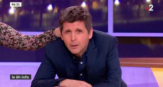 Télématin : « Faites moins de bruit ! », Julia Vignali sèchement recadrée par Thomas Sotto en direct sur France 2 Télématin : « Faites moins de bruit ! », Julia Vignali sèchement recadrée par Thomas Sotto en direct sur France 2