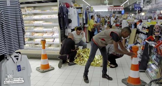 La vie secrète des supermarchés : une caissière s’effondre devant les caméras, la direction en panique sur 6ter La vie secrète des supermarchés : une caissière s’effondre devant les caméras, la direction en panique sur 6ter