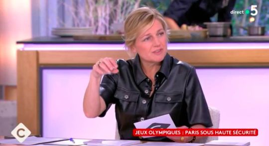 C à vous : “il n’est pas question de les contrôler tous ?”, Anne-Elisabeth Lemoine confronte un invité politique 