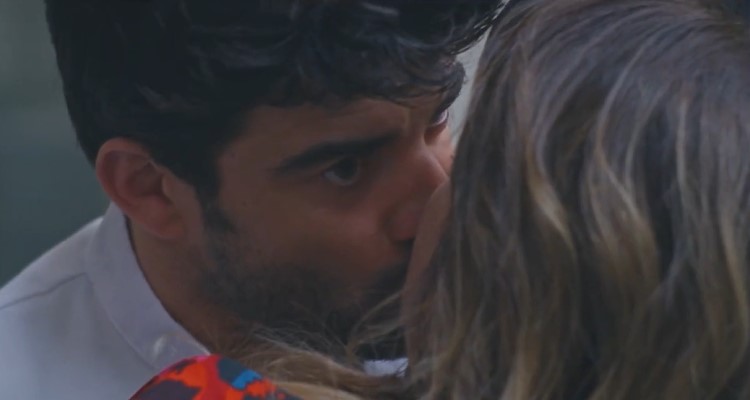 Plus belle la vie en avance : Romain embrasse Luna sous les yeux de Victoire, retour gagnant pour Abdel (épisode du vendredi 14 mai 2021 sur France 3) Plus belle la vie en avance : Romain embrasse Luna sous les yeux de Victoire, retour gagnant pour Abdel (épisode du vendredi 14 mai 2021 sur France 3)