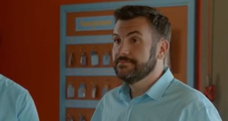 Camping Paradis : Laurent Ournac écarté, un retour choc sur TF1 Camping Paradis : Laurent Ournac écarté, un retour choc sur TF1