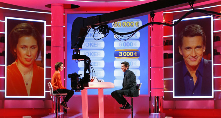Joker : Anne Roumanoff, Cyril Féraud, Caroline Vigneaux, et Damien Thévenot aux côtés d’Olivier Minne Joker : Anne Roumanoff, Cyril Féraud, Caroline Vigneaux, et Damien Thévenot aux côtés d’Olivier Minne