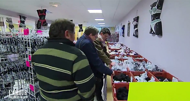 L’amour est dans le pré (saison 12) : Gégé dans un magasin de lingerie, Roland divisé entre Michèle et Christiane L’amour est dans le pré (saison 12) : Gégé dans un magasin de lingerie, Roland divisé entre Michèle et Christiane